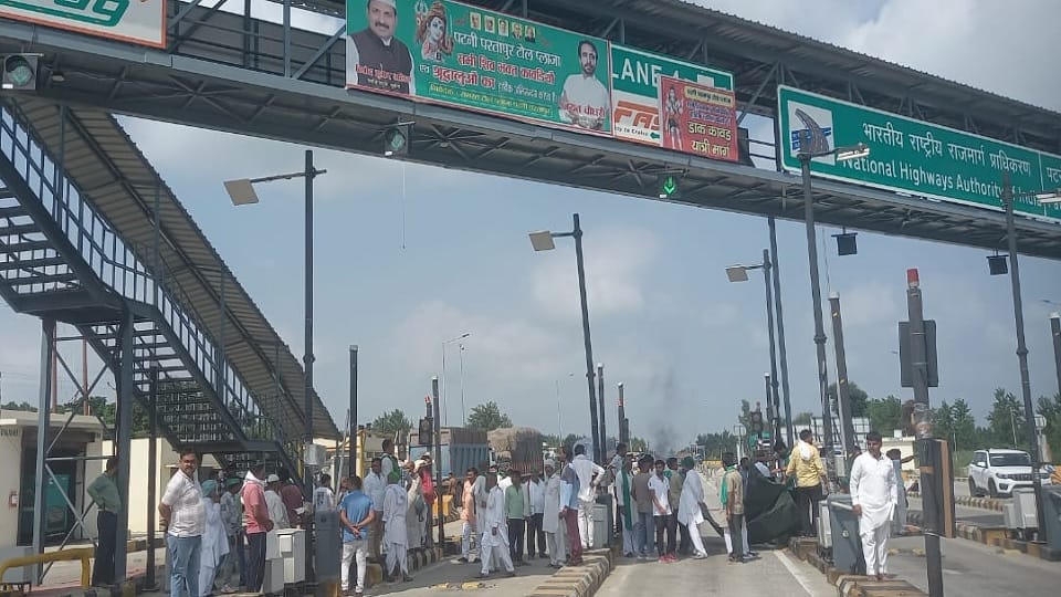 Workers of Kisan Mazdoor Sangathan protested at Patnipratapur Toll Plaza