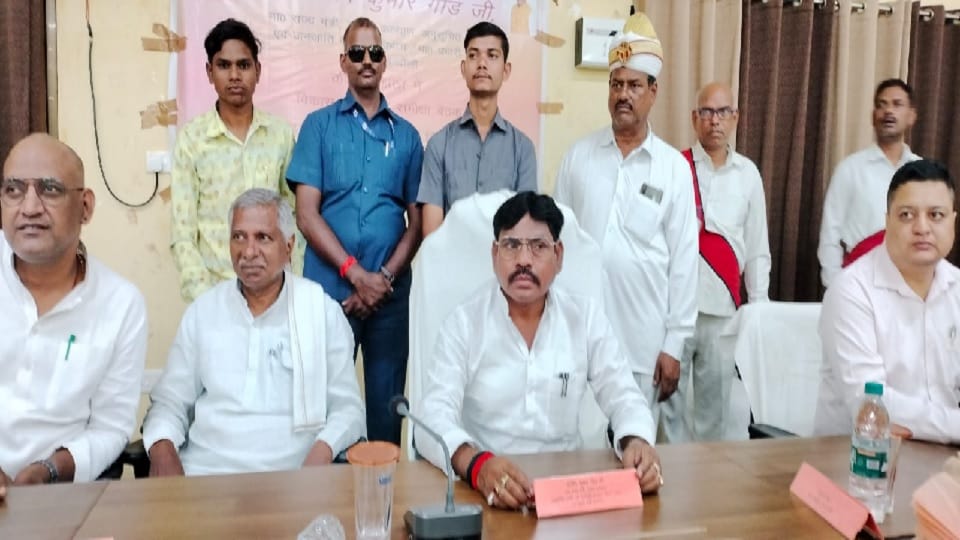 Chandauli: BJP in-charge minister Sanjeev Gond held a review meeting, got angry after seeing cracks in the med