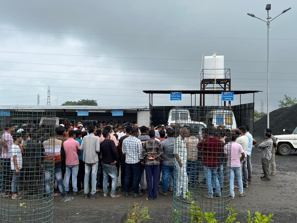 Indore: Indore-Khandwa project work stopped, villagers beat up, angry workers locked the project manager in th