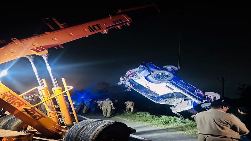 Scorpio overturned in a pothole on the National Highway