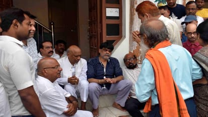 Neelam Karwariya Death: Former MLA Neelam Karwariya merged into Panchatatva, crowd gathered in the last journe