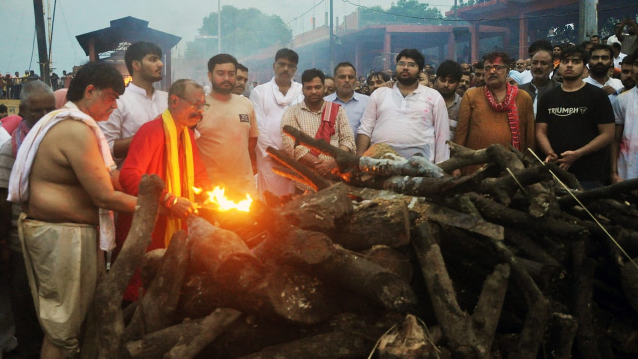 Neelam Karwariya Death: Former MLA Neelam Karwariya merged into Panchatatva, crowd gathered in the last journe