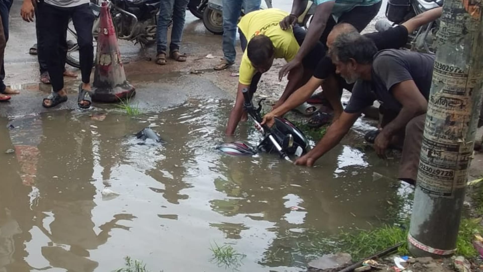 A man falls in a pathole in Raebareli.