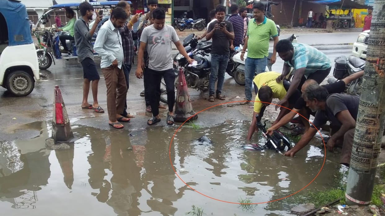 A man falls in a pathole in Raebareli.