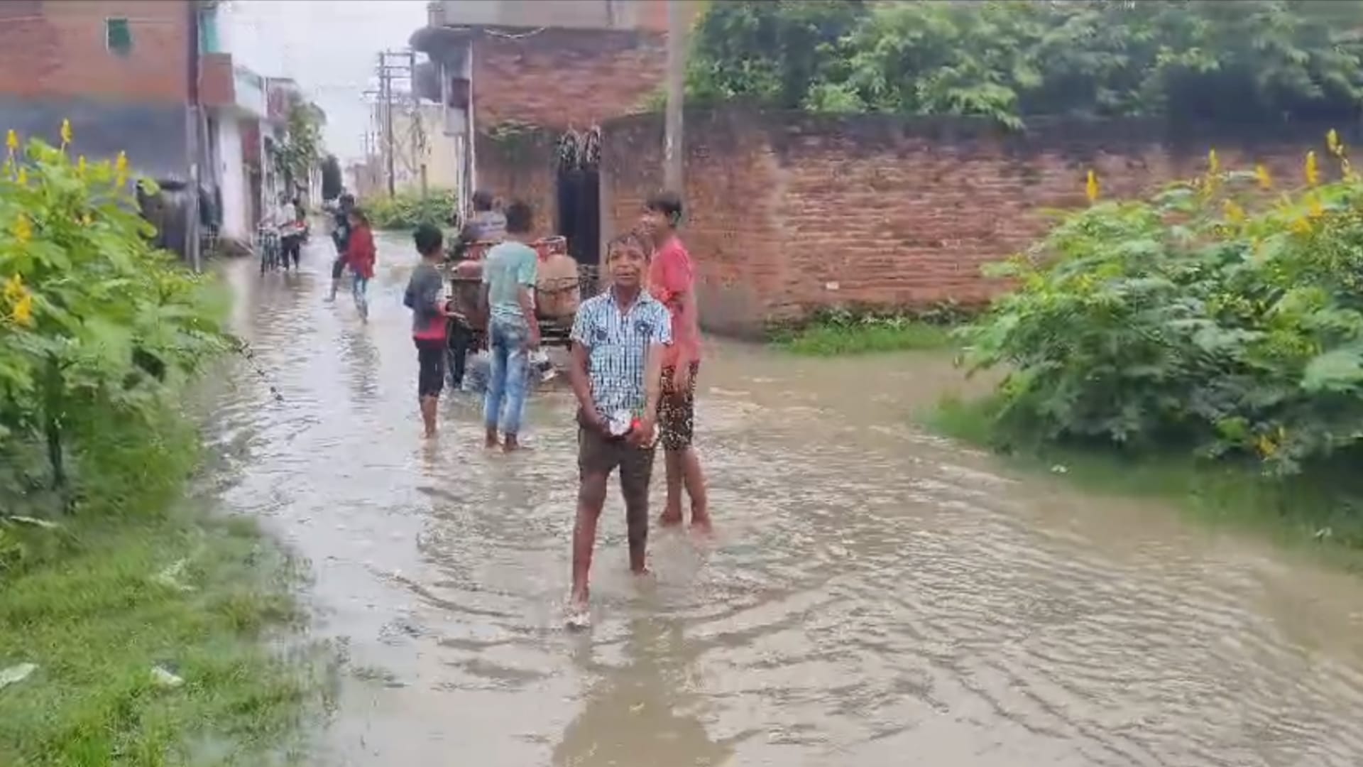 A man falls in a pathole in Raebareli.