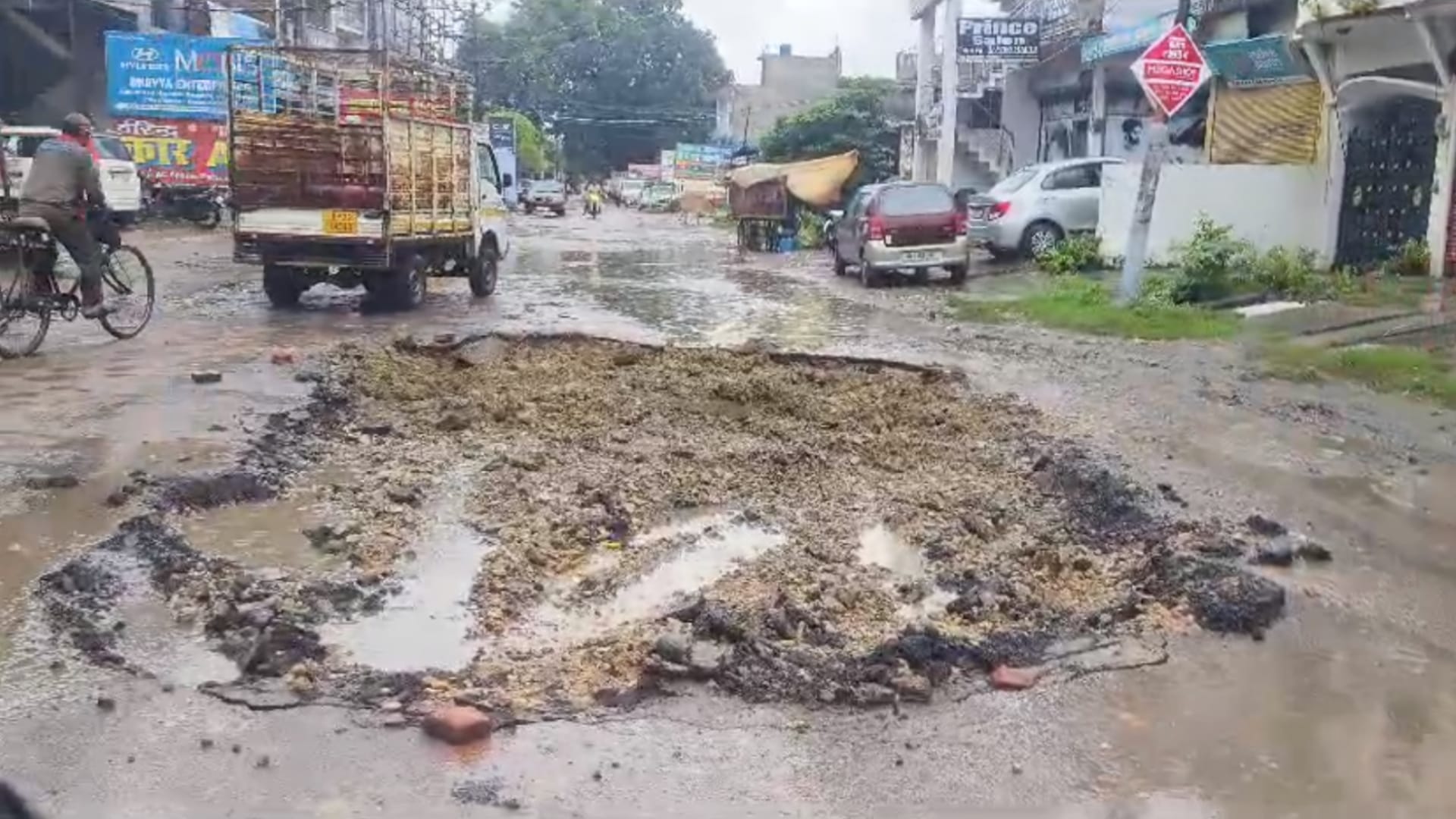 A man falls in a pathole in Raebareli.