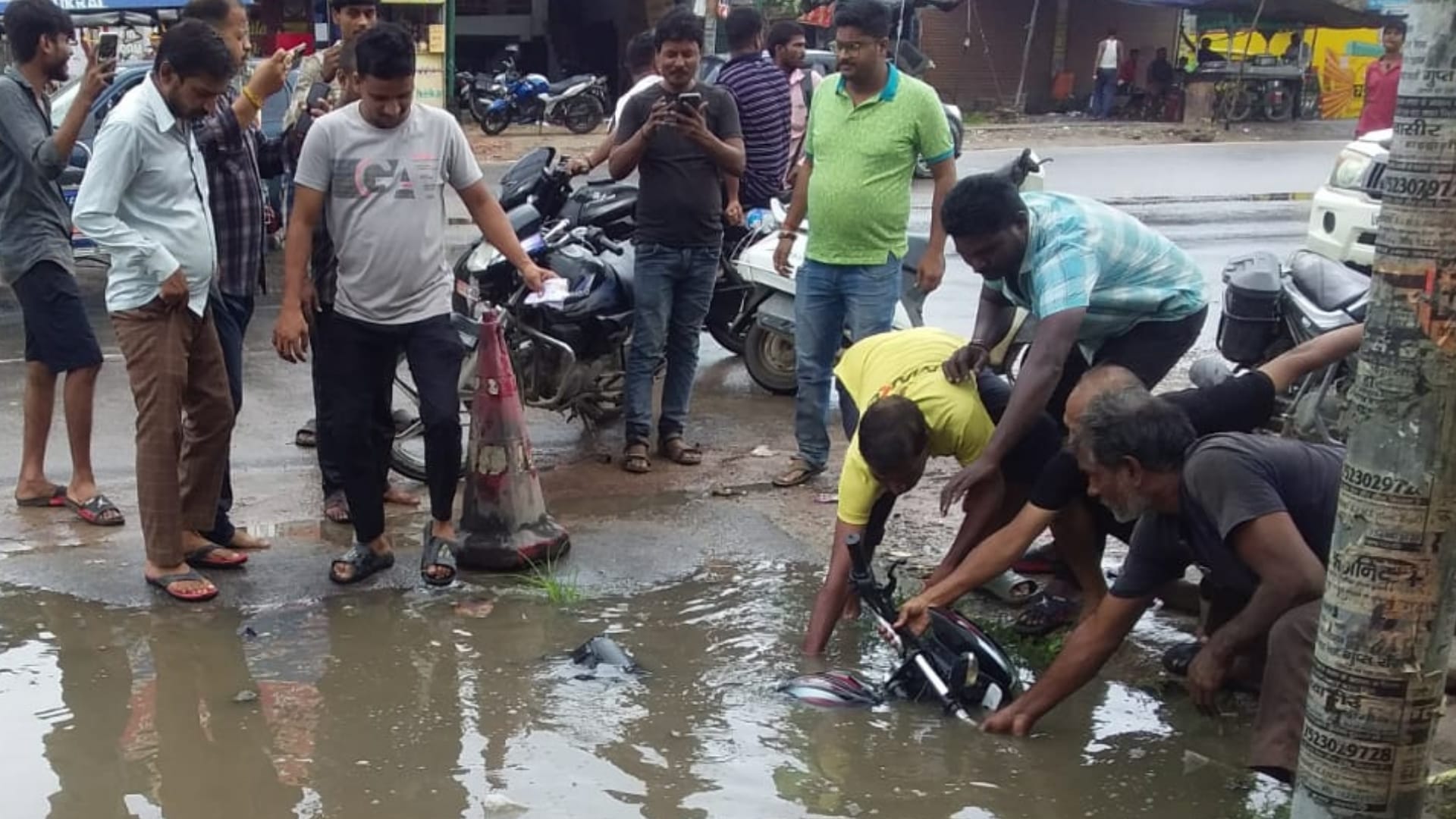 A man falls in a pathole in Raebareli.