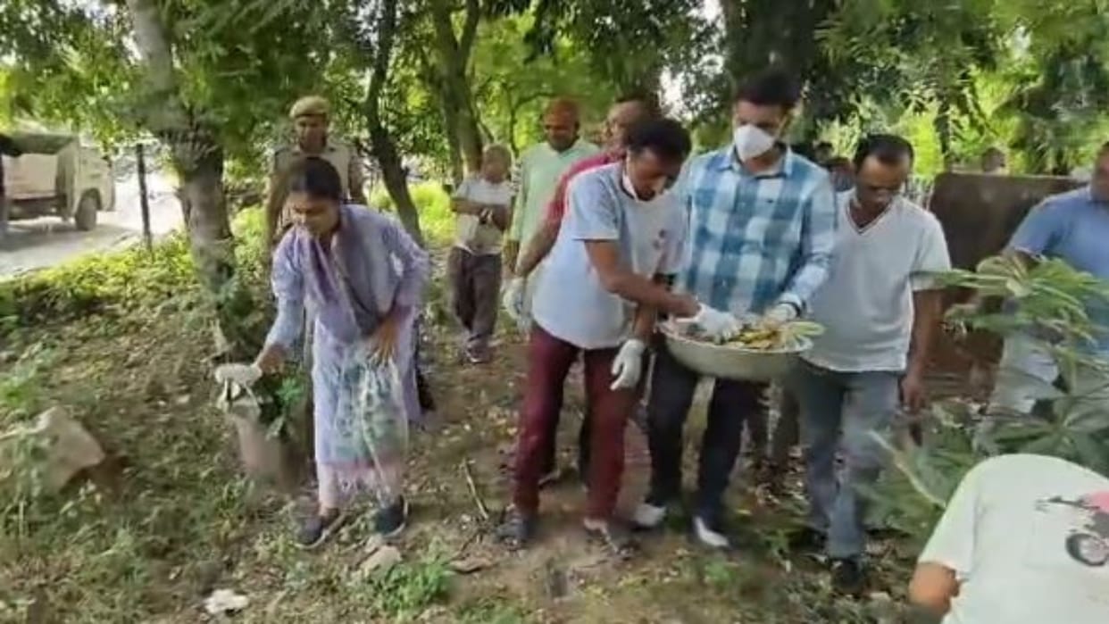 Alwar : District Collector reached the park to do Shramdaan, appealed to the citizens to stop using plastic