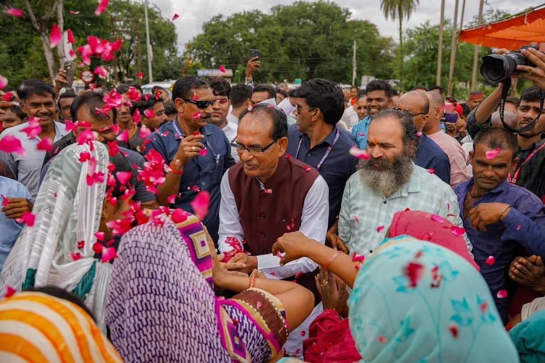 सीहोर पहुंचे शिवराज सिंह चौहान का स्वागत महिलाओं ने गुलाब के फूलों से किया।