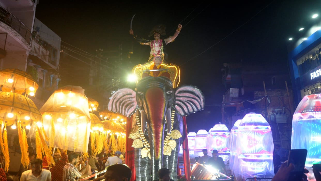 Lankesh royal procession passed through Katra with music, crowd gathered despite heavy rain.