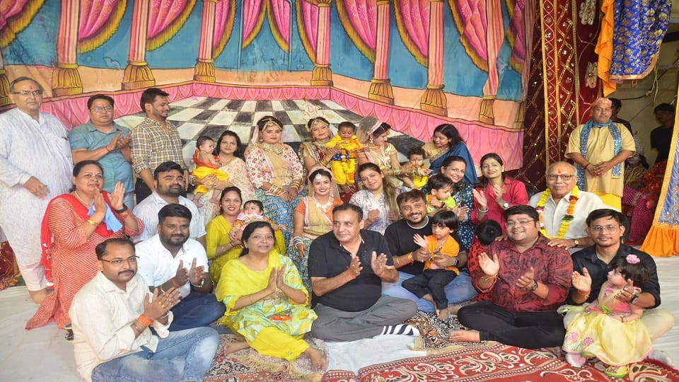 Ayodhya residents rejoiced with joy on Ram birth in Ramlila