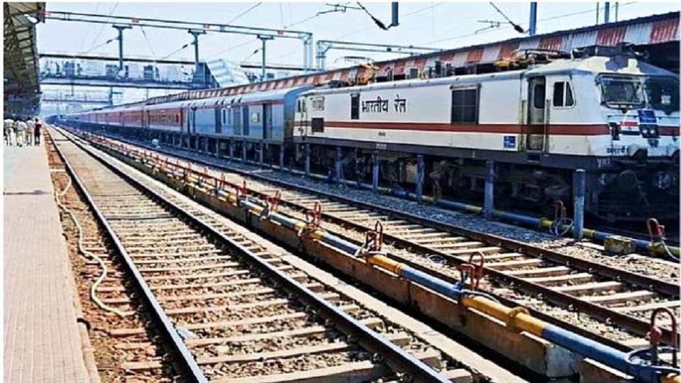 Indian Railway:रेलवे ने बदला रायपुर–जबलपुर एक्सप्रेस का नाम बदला, अब  'मूकमाटी एक्सप्रेस' - Raipur Jabalpur Express Renamed As Mookmati Express  In Honour Of Acharya Vidyasagar Maharaj - Amar ...