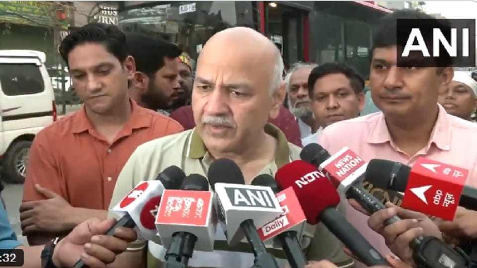 Delhi: Minister Saurabh Bhardwaj and former Deputy Chief Minister Sisodia took stock of the roads of Patpargan