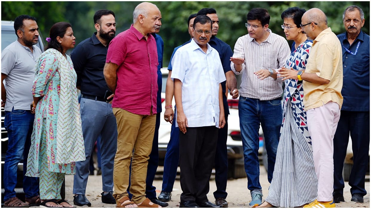 Delhi Aap Government Insprect Broken Road Came out On Streets Manish Sisodia Atishi News in Hindi