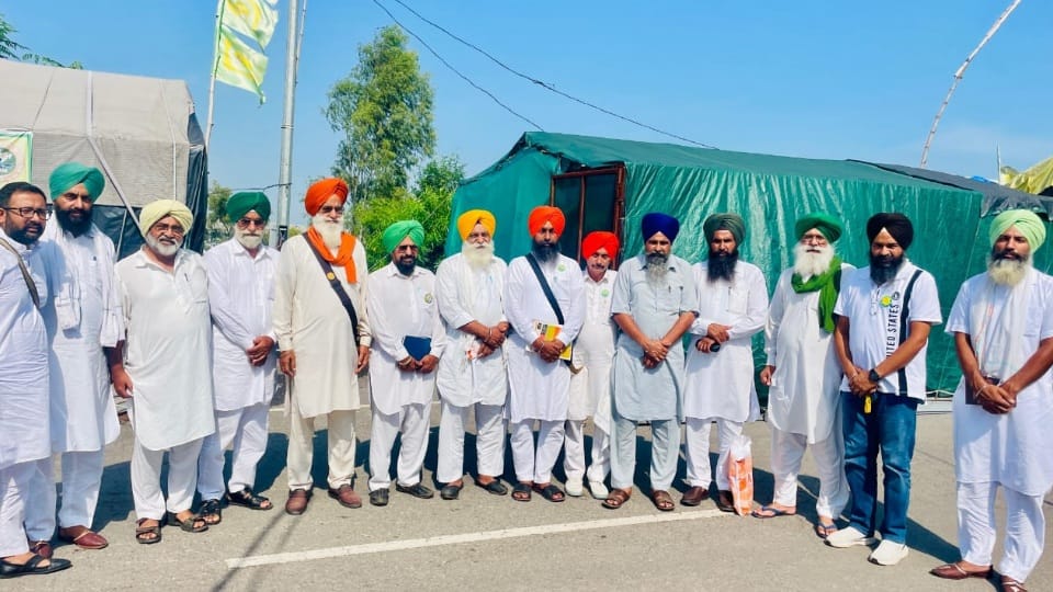 आंदोलन को लेकर बैठक करते किसान।