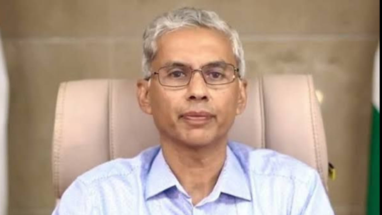 Chief Secretary steps in amidst growing friction among IAS officers; openly praises Sheelendra Singh's work.