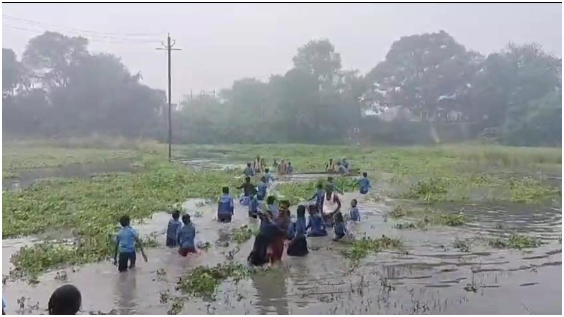Bihar Flood : Boat capsized in Begusarai children going to school flood situation