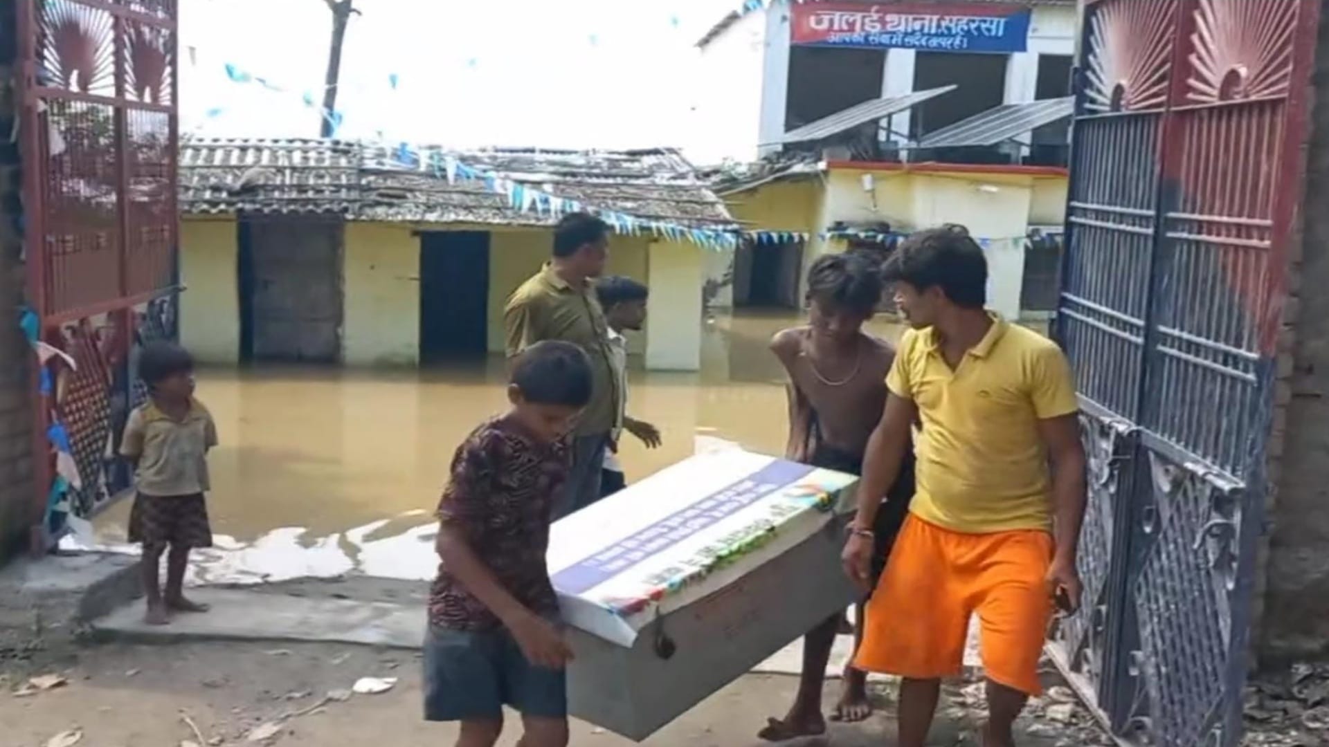 Bihar Flood: Flood wreaks havoc in Mahisi block of Saharsa 50 thousand people displaced normal life disrupted