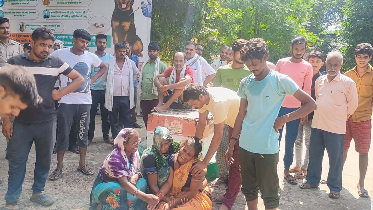 Fatehpur: Uncontrolled bus ran over bike riders, both died