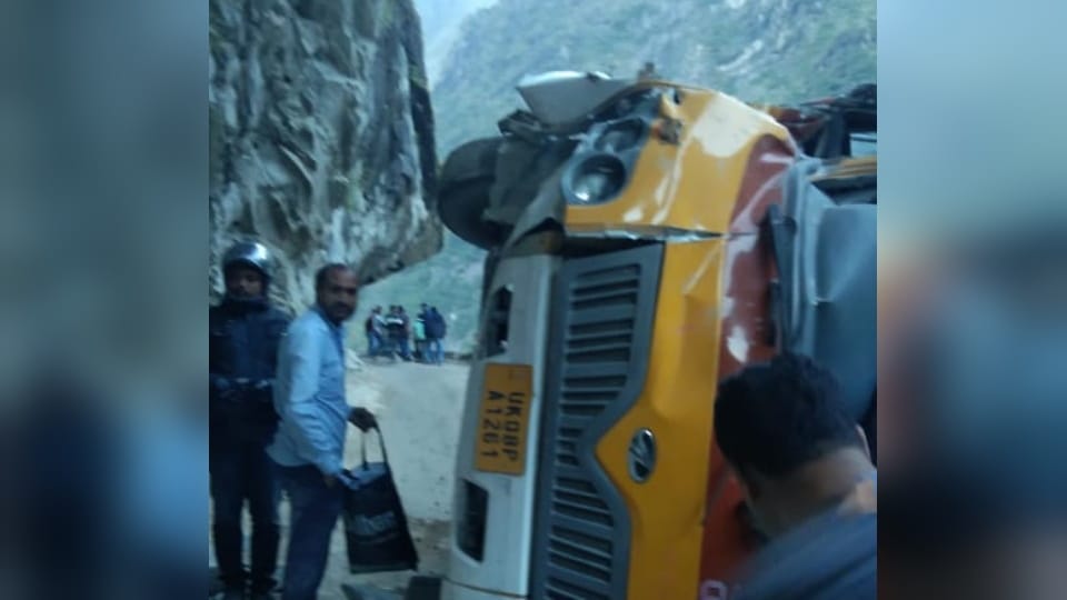 Badrinath Highway Accident Bus of pilgrims from West Bengal overturned near JP Chattan