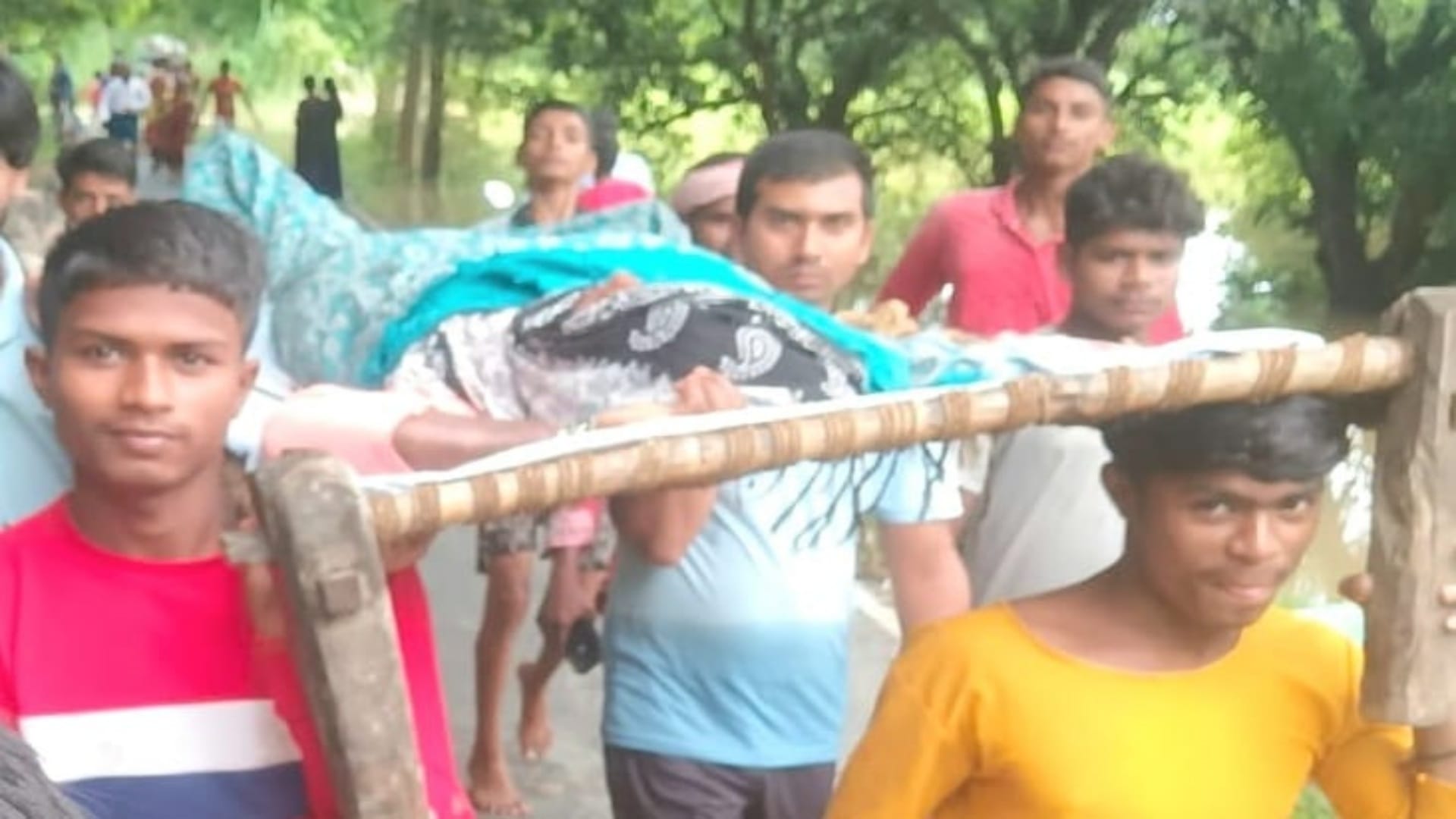 Bihar Flood Update Government Resuce Operation for Flood Victims in West Champaran News in Hindi