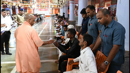 During his stay in Gorakhpur, CM Yogi listened to the complaints of 200 people in Janata Darshan.