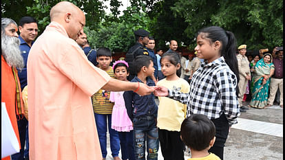 During his stay in Gorakhpur, CM Yogi listened to the complaints of 200 people in Janata Darshan.