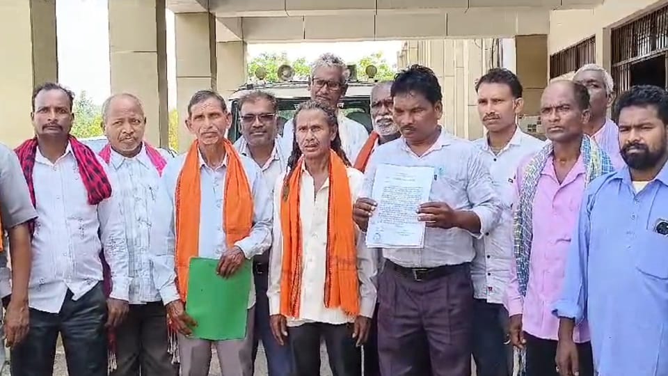 ग्रामीणों ने की खरीदी केंद्र खोलने की मांग