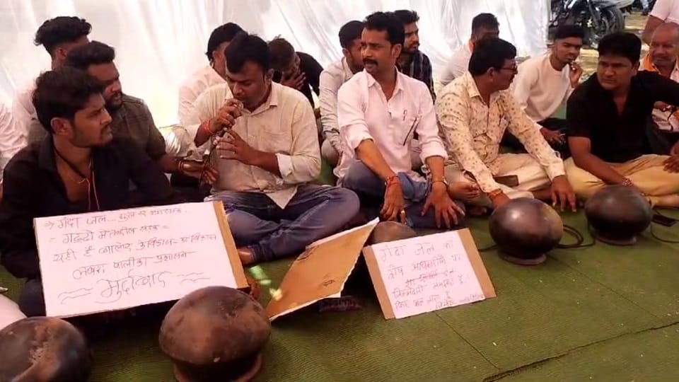 गंदे पानी के लिए प्रदर्शन कर रहे  लोग