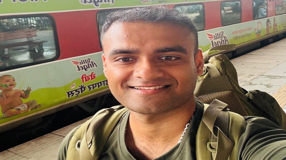 Moradabad: Army officer caught thieves train, coach attendant along with his accomplices had stolen 13 mobiles