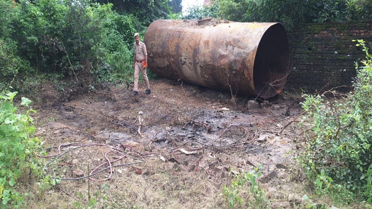 explosion while cutting petrol tank with gas cutter, samples fell far away in the fields, one injured