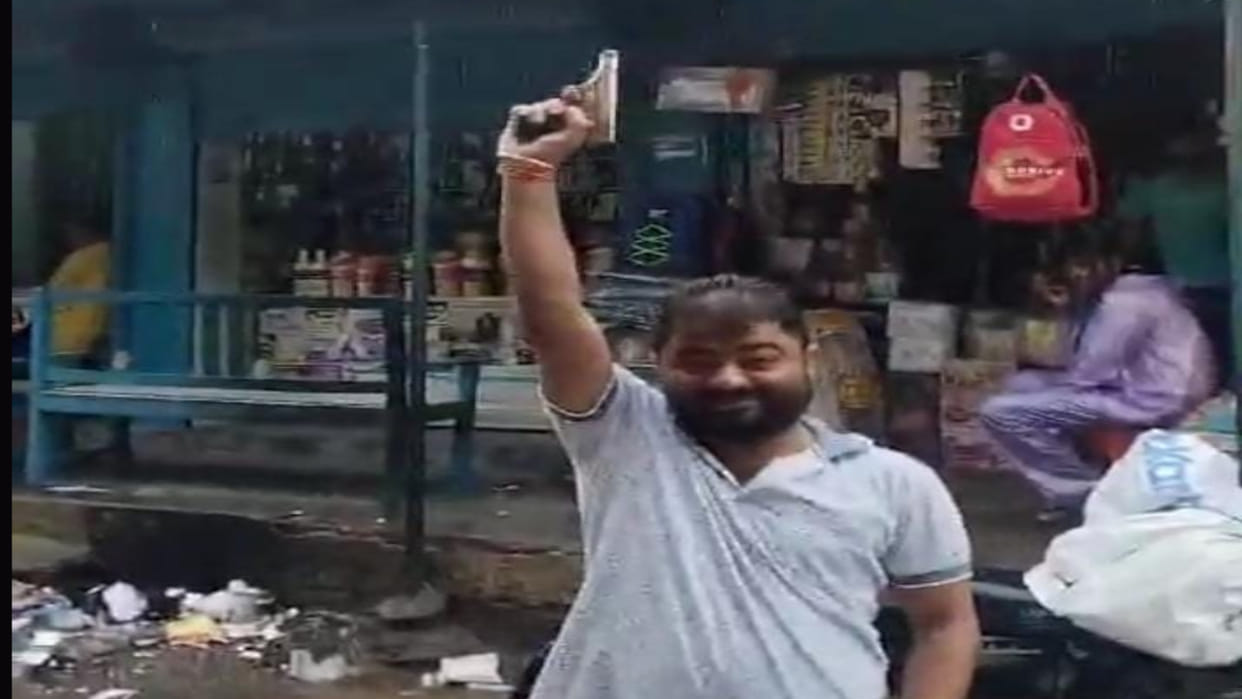 Video of a young man firing a pistol in Maharajganj goes viral, case registered - arrested