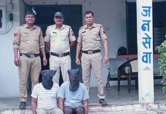 मंदसौर में नशे की तस्करी करते दो लोगों को पुलिस ने पकड़ा है।
