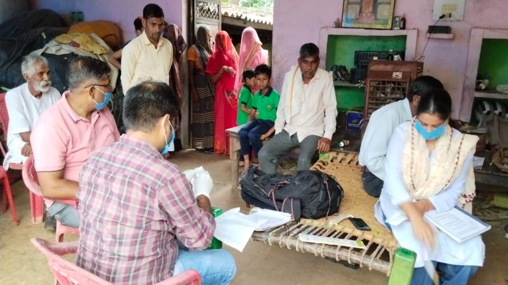 सर्वे करती स्वास्थ्य टीम