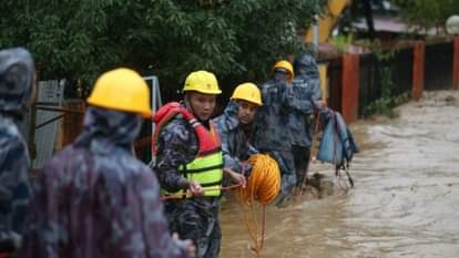 नेपाल में भारी बारिश के चलते आई बाढ़