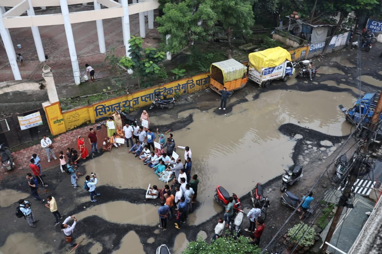 Indore: Female councilor sitting in the potholes of the road, asked the officers - When will Yamraj's road be