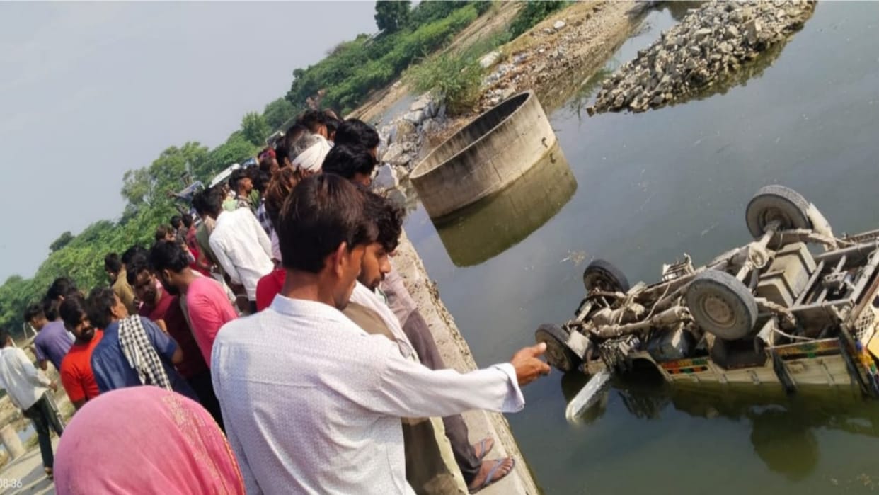 Kekri : Pickup loaded with laborers fell into the river, laborers narrowly escaped, everyone pulled out safely