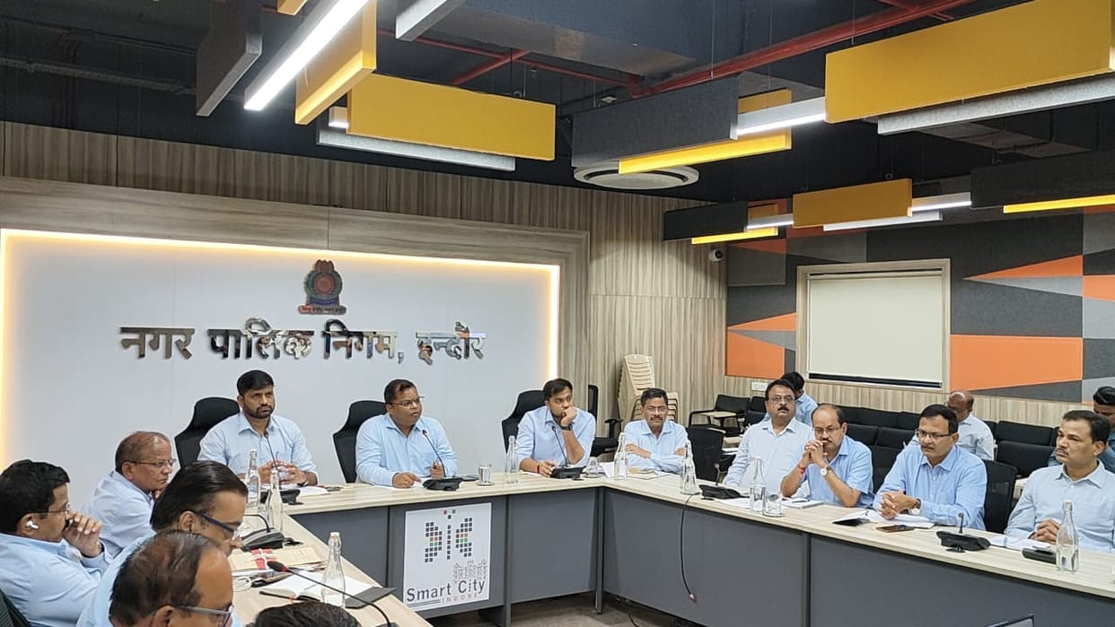 Indore: On the issue of delay in garbage vehicles, the Municipal Commissioner said to the officers - give know