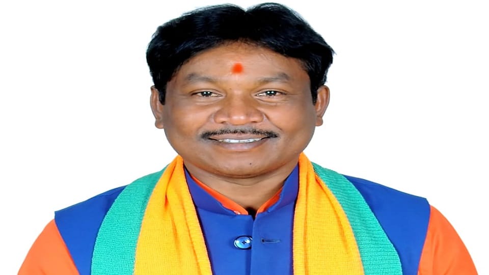 सांसद महेश कश्यप