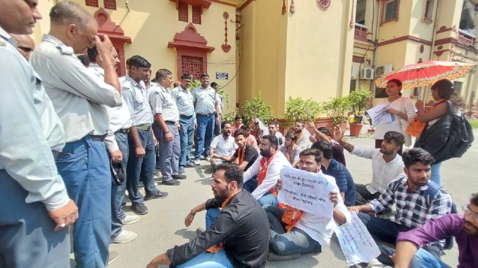 ABVP protests in BHU, scuffle with security guard outside central office