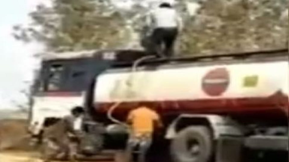 Three people were caught stealing oil from a tanker in Raya Mathura