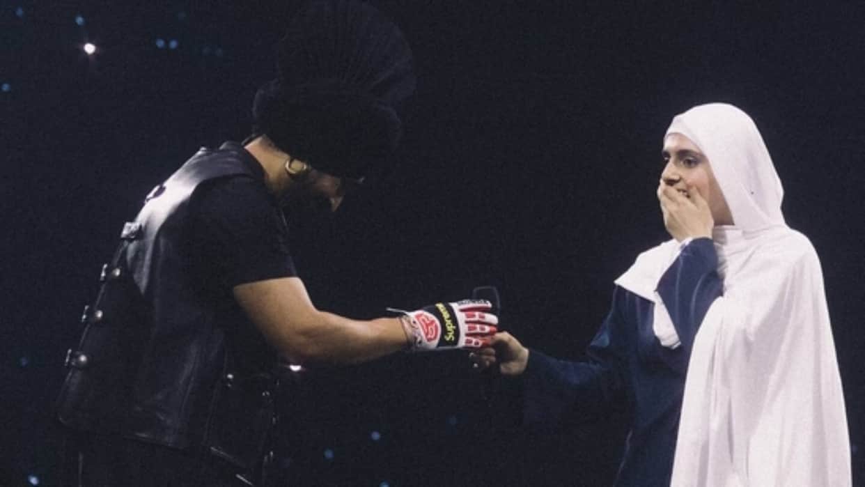 Diljit Dosanjh in Concert gifted shoes to Pakistani he gave a message which got the crowd cheering