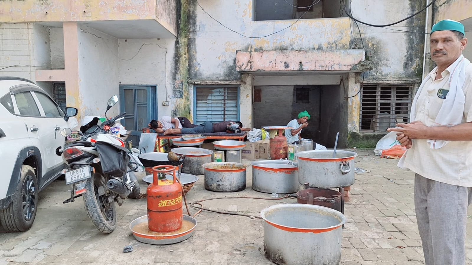 Bhakiyu asks answers: Why were the pamphlets cancelled? tractors in the police station, police outside