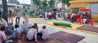 Meerut: Bhakiyus protest continues on the fourth day, bulls tied in police station, altercation with police