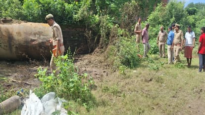 explosion while cutting petrol tank with gas cutter, samples fell far away in the fields, one injured