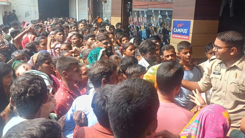 Sambhal: Ruckus at Bahjoi post office for Aadhar card, stampede after jostling.. Police arrived immediately