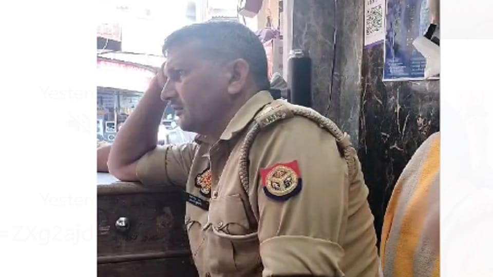 Baghpat: Outpost in-charge said, I will not take 20 thousand, we had talked in 25... Video viral