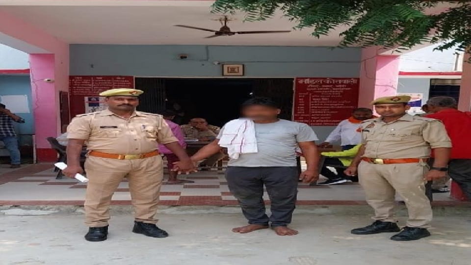 Bhadohi: Police arrests a person with a bounty of Rs 10 lakhs, wanted in a truck robbery case, was being searc
