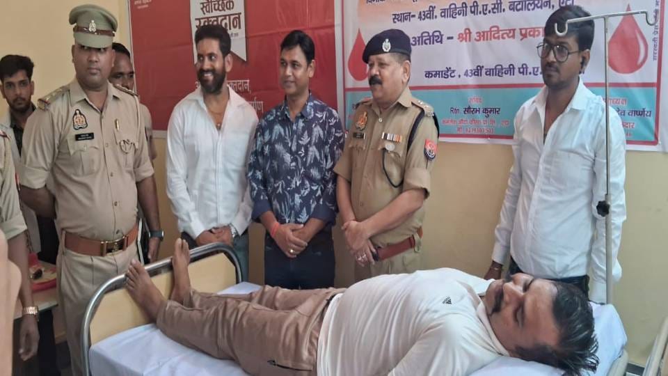 Police and PAC jawans also donated blood in blood donation camp organized by Amar Ujala Foundation in Etah
