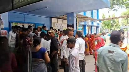 Bihar News: बेगूसराय में इलाज के दौरान एक युवक की मौत, परिजनों ने अस्पताल में किया जमकर हंगामा Bihar News: A young man died during treatment in Begusarai, family members created a ruckus in hospital